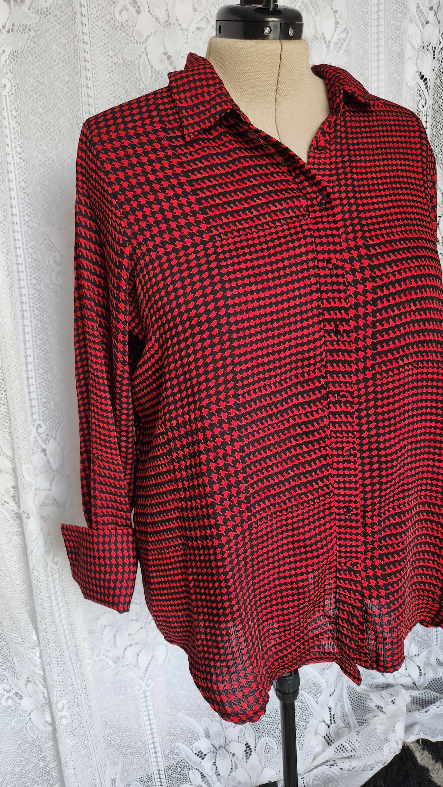 Size 1x Red & Black Houndstooth Button Up Long Sleeve