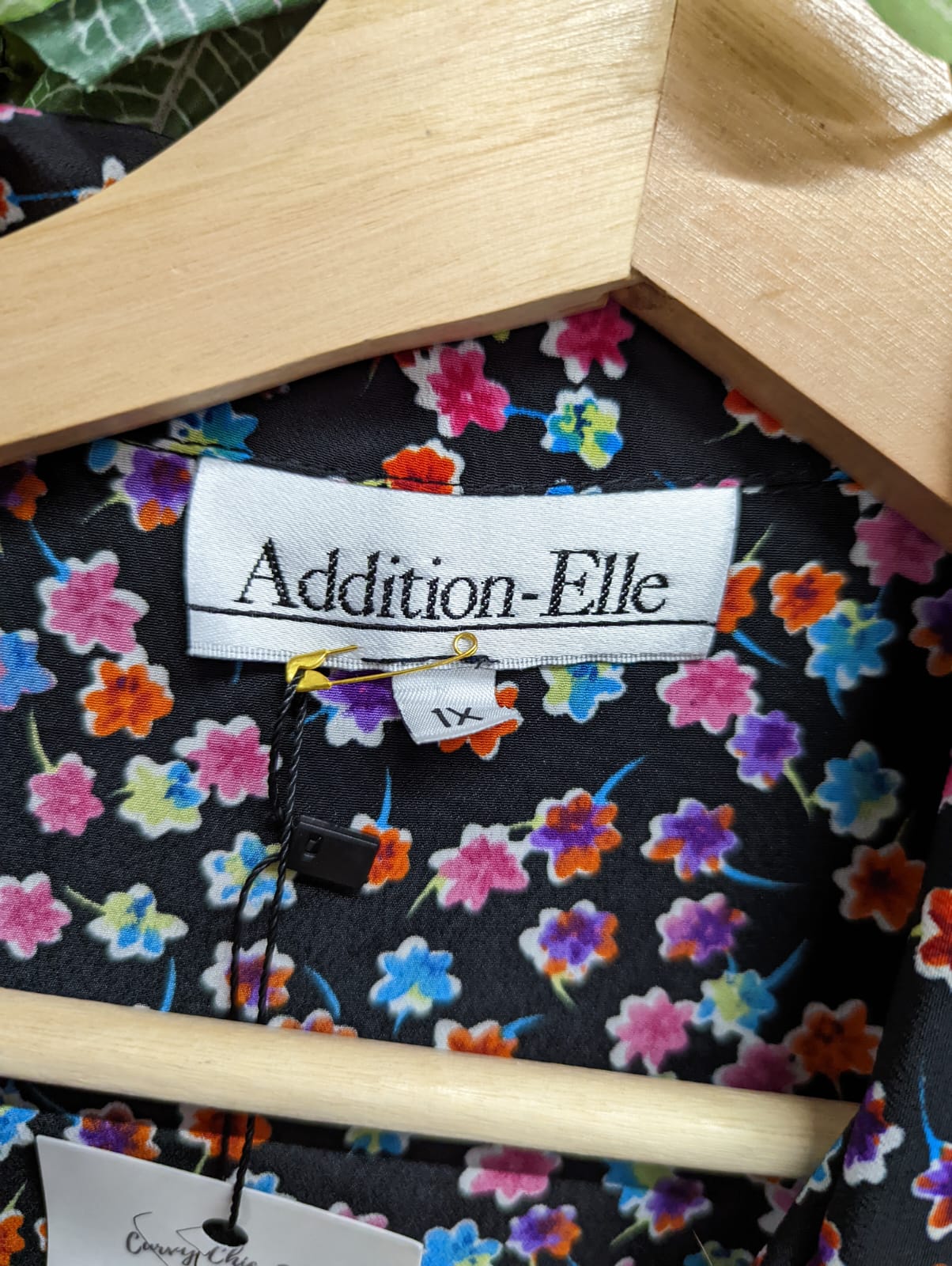 Size 1x Vintage Black Floral Button-up