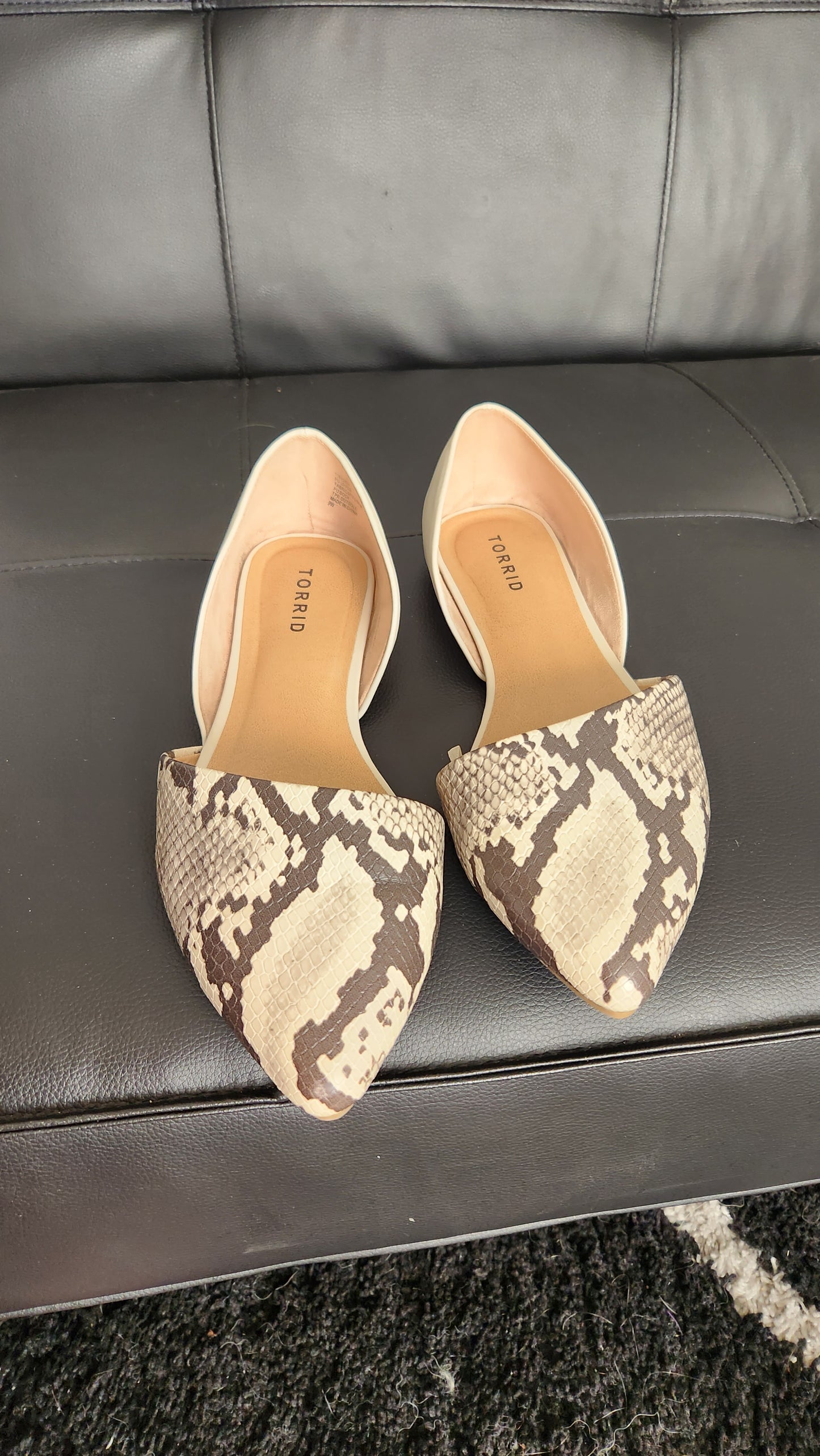 Size 9 W Snake Print and White Pointed Toe Flats